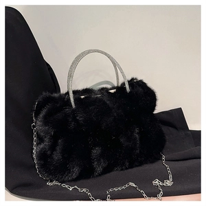 Détail du sac nuage en fausse fourrure noire avec poignée en strass et chaîne argentée