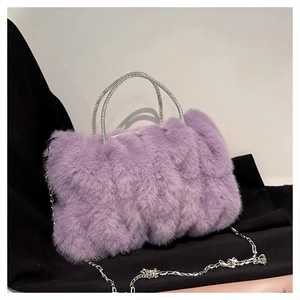 Détail du sac peluche violet avec poignées rondes en strass et chaîne en métal argenté