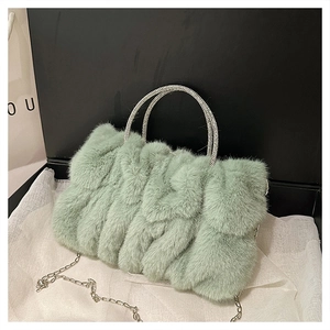 Détail du sac nuage en peluche vert menthe avec anses à strass et bandoulière chaîne