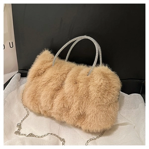 Détail du sac nuage en peluche avec poignée en strass et bandoulière chaîne argent