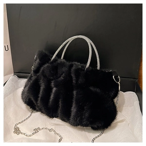 Détail du sac en fausse fourrure noire avec texture plissée et poignée en strass brillants