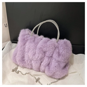 Détail du sac nuage en peluche violette avec poignée en strass et chaîne argentée