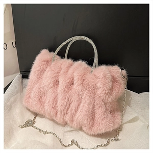 Détail du sac nuage en fausse fourrure rose avec poignée en strass et chaîne