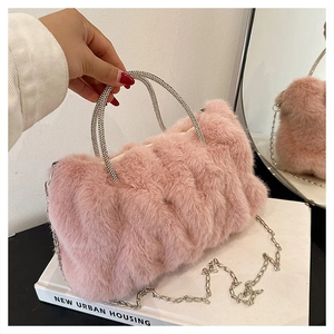 Détail du sac nuage en peluche rose avec poignées en strass et chaîne en métal argenté