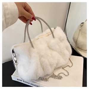 Détail du sac nuage en fausse fourrure blanche avec poignées en strass et chaîne argentée