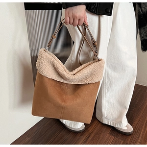 Dettaglio borsa tote in pelle scamosciata marrone con bordo in shearling e tracolla regolabile