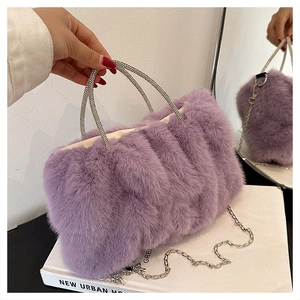 Détail du sac à main en fausse fourrure lilas avec poignées en strass et chaîne
