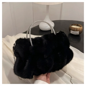 Gros plan du sac nuage en fausse fourrure noire avec poignée en strass et chaîne