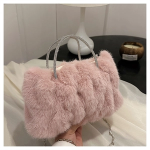 Gros plan du sac en peluche rose avec poignée en strass et bandoulière argentée