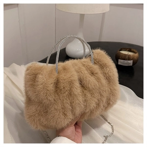 Détail du sac à main en peluche avec poignées en strass étincelantes et chaîne