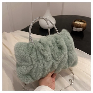 Détail du sac à main en fausse fourrure vert clair avec poignées en strass brillants