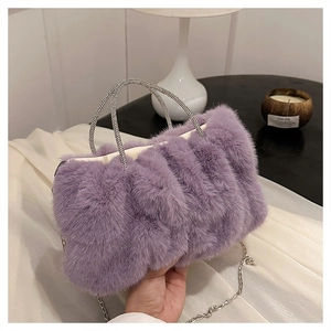 Vue détaillée du sac en peluche violette avec poignées en cristal et chaîne argentée