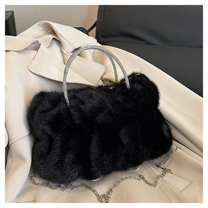 Détail du sac à main en fourrure noire avec poignée en cristal et chaîne en argent