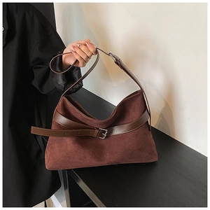 Détail du grand sac hobo en daim marron foncé avec bandoulière en cuir réglable