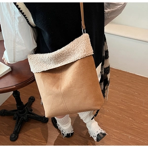 Borsa a spalla in camoscio marrone con morbido bordo in peluche bianco e tracolla