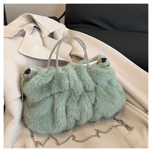 Vue détaillée du sac à main vert clair en fausse fourrure avec poignées en strass brillants