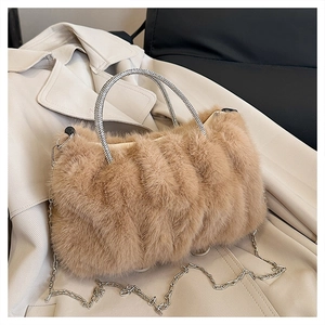 Vue détaillée du sac nuage en peluche avec poignées en strass et chaîne en argent