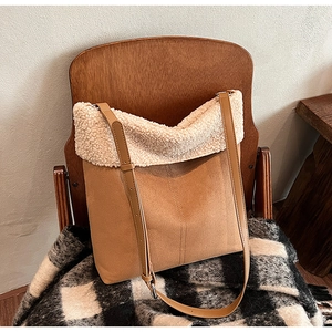 Dettaglio borsa tote in pelle scamosciata marrone con bordo in lana d'agnello e tracolla fine