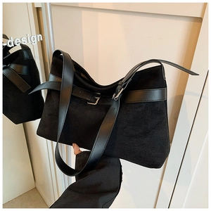 Détail du sac fourre-tout noir en daim et similicuir avec boucle métallique élégante