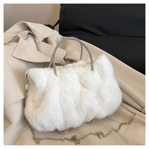 Détail du sac en peluche blanche avec poignée ornée de strass et chaîne en argent