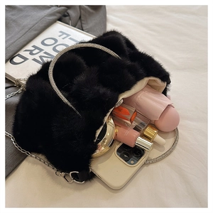 Détails de l'intérieur spacieux du sac à main en peluche noire avec chaîne argentée