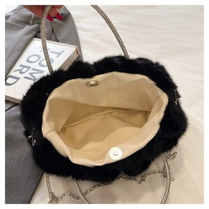 Détails du sac en peluche noir montrant le fermoir magnétique et l'anse en strass