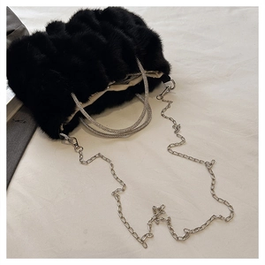 Détail d'un sac nuage en fausse fourrure noire avec poignées en strass et chaîne argentée