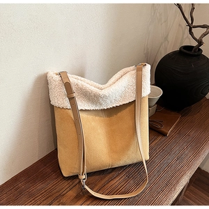 Dettaglio bordo in agnello sintetico su borsa tote in pelle scamosciata gialla