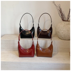 Borse Hobo minimaliste in pelle verniciata lucida esposte in quattro colori eleganti