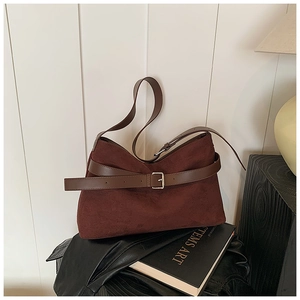 Détail du sac cabas en daim marron foncé avec boucle de ceinture décorative en cuir