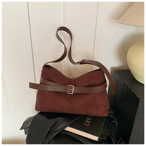 Détail du sac cabas en daim marron foncé avec ceinture en cuir et boucle argentée