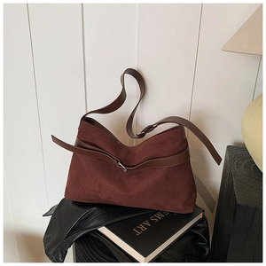 Détail du sac bandoulière bordeaux en cuir mat avec bord ondulé et boucle métallique
