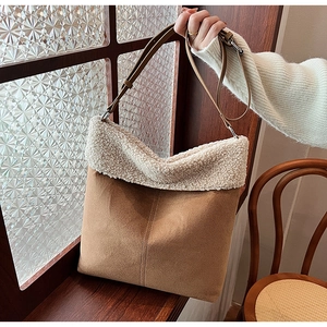 Dettaglio della borsa tote in pelle scamosciata color cuoio con bordo in pile e tracolla