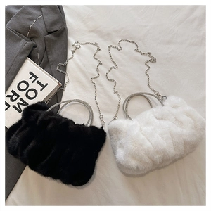 Détails du sac nuage en peluche avec poignées en strass et chaîne argentée