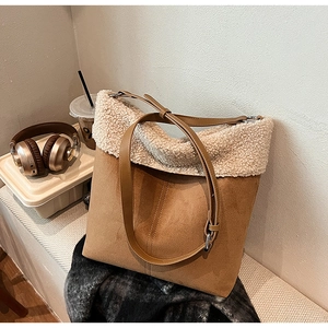 Dettaglio della borsa tote in pelle scamosciata marrone con bordo in pelliccia sintetica bianca