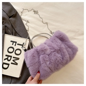 Détail du sac nuage en peluche violette avec poignées en métal strass et bandoulière