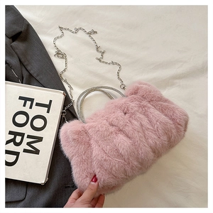 Détail du sac en peluche rose avec poignées en strass et bandoulière en chaîne