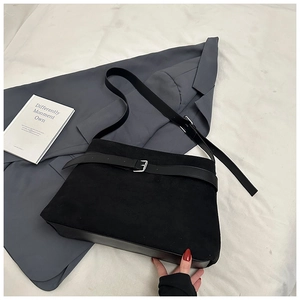 Détail du sac cabas en cuir noir mat avec boucle argentée et bandoulière lisse