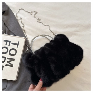Détail du sac nuage en peluche noire avec poignées anneaux argentés sertis de diamants
