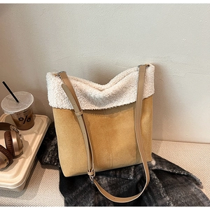 Dettaglio borsa a secchiello in pelle scamosciata color cammello e bordo in lana bianca
