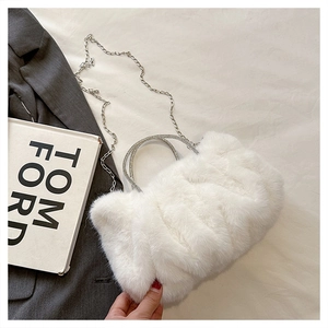 Sac nuage en fausse fourrure blanche avec poignées en strass et détail de chaîne argent