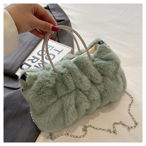Détail du sac en fausse fourrure vert sauge avec poignées en strass et chaîne argent