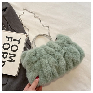 Détail du sac nuage en peluche vert clair avec poignées en strass et chaîne en métal