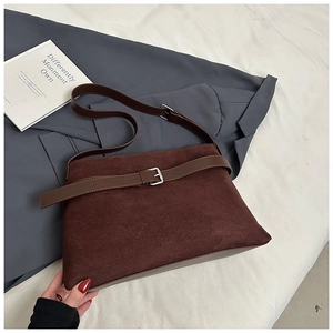 Gros plan du sac cabas en daim café mat avec boucle argentée et bandoulière en cuir réglable