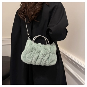 Détail du sac nuage en fausse fourrure vert clair avec poignées strass et bandoulière