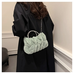 Détail du sac en peluche vert menthe avec poignée sertie de diamants et bandoulière