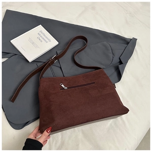 Détail du sac bandoulière en daim avec poche zippée arrière et sangle réglable