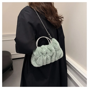Détail du sac nuage en fausse fourrure vert clair avec anse en strass et chaîne