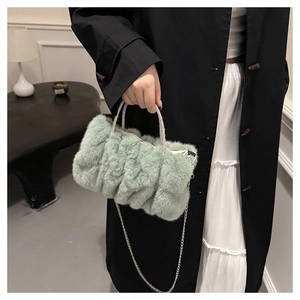 Détail du sac nuage en peluche vert clair avec poignée en strass et chaîne argentée