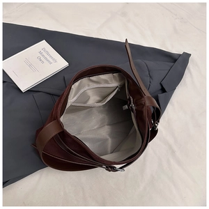 Détails de l'intérieur d'un grand sac fourre-tout marron avec fermeture éclair